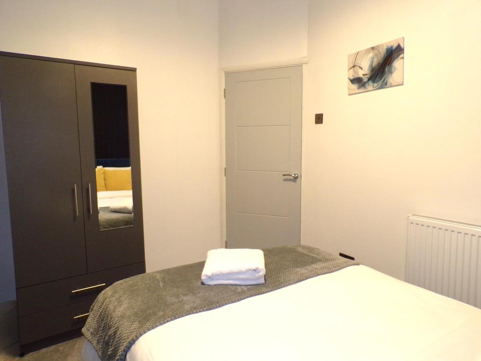 Hazelhurst House - 4 Bedrooms 2 Bathrooms Stoke-on-Trent Bagian luar foto