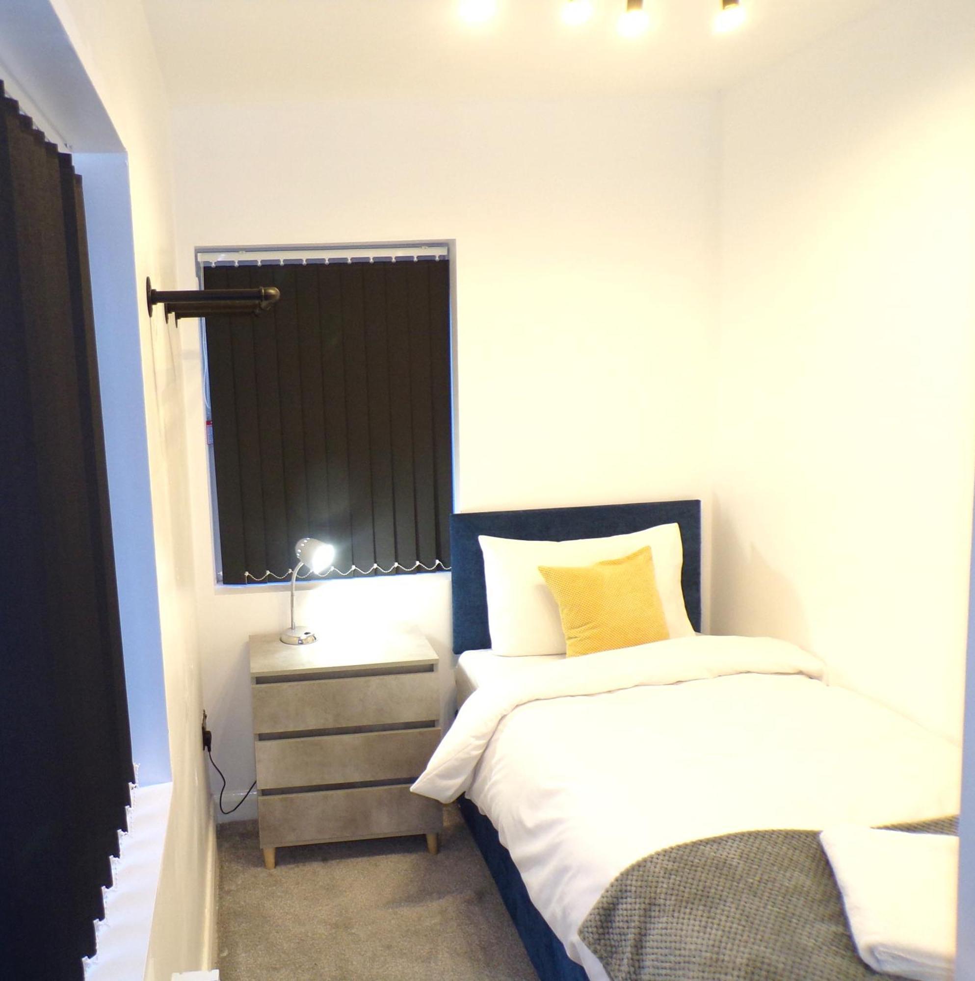 Hazelhurst House - 4 Bedrooms 2 Bathrooms Stoke-on-Trent Bagian luar foto